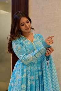 พรรคสวมใส่เย็บปักถักร้อยออกแบบแฟชั่นแบบดั้งเดิมแขนยาวคอวีลูกไม้แฮนด์เมดผู้หญิง3เซ็ต Kurti - Product Image 5