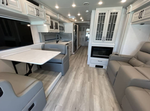 รถบ้าน Fleetwood Southwind Class A ปี 2025 2026 ราคาประหยัด ตัวเลือกที่ดีที่สุดสำหรับนักเดินทาง มีรถพ่วงสำหรับเดินทางให้เลือก - Product Image 3