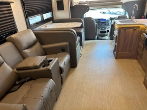 Vendeur vérifié pour un E-n-t-e-g-r-a C-o-a-c-h O-d-y-s-s-e-y 25R d'occasion de 2021 prêt pour le voyage - Product Image 2