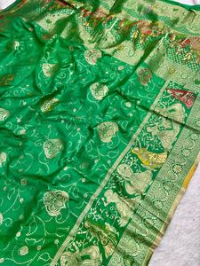 Sari en soie pure Dola, tissage jacquard, avec pallu et bordure riches en zari, motif Meenakari Bandhani - Product Image 4