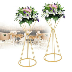 Everly quinn-centro de mesa de oro mwtallico, soporte de flores para centro de mesa, con conos duales de forma única y elegante - Product Image 4