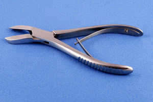 Pinzas Cortahuesos Liston Curvas de 17 cm con Doble Resorte, Instrumento Ortopédico, Instrumento para Sujetar Huesos de MayoMed - Product Image 4