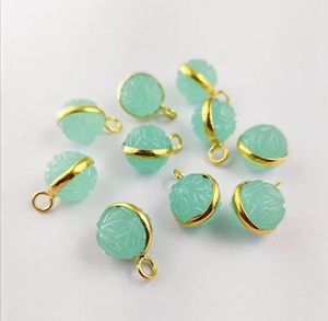 Colgante de Piedra Preciosa Redonda de Calcedonia Aqua de 12 mm, Bisel Chapado en Oro, Amuleto Tallado con Flores para la Fabricación de Joyas Infantiles al por Mayor - Product Image 4