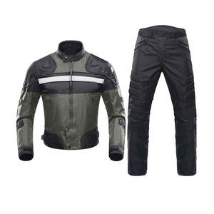 Conduce con estilo con este traje de moto de dos piezas de cuero estampado. Siente la potencia de un traje de motociclismo transpirable de primera calidad. - Product Image 2
