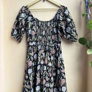 Vestido indio de algodón estampado de bloques a mano 100% algodón estilo casual con técnicas bordadas y decoración de borlas - Product Image 1