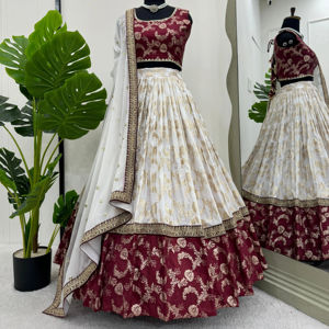 ชุดไหมไหมปาร์ตี้ฤดูหนาวดีไซเนอร์ชุด lehenga choli พร้อมด้ายและลำดับการทำงาน - Product Image 1