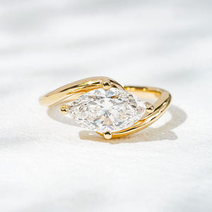 Anillo de Compromiso Solitario con Corte Marquesa de 2 Quilates, Moissanita VVS1 Personalizable, Plata de Ley 925, Engaste Bypass, Banda de Boda Trenzada - Product Image 3