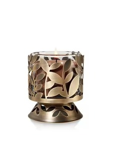 Porte-bougie décoratif en fer avec un motif floral doré brillant, idéal pour les cadeaux d'anniversaire ou les offrandes festives - Product Image 4