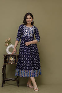 Vestido largo de calidad superior, bordado de secuencia, trabajo lateral, telar manual Dori, fabricante indio - Product Image 2