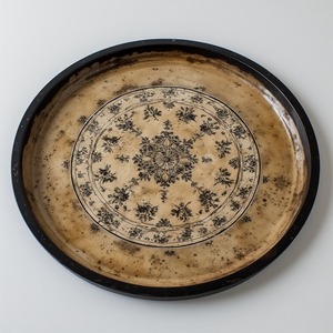 Plaque de charge en résine Onyx de minuit avec finition noire brillante profonde et miroitement subtil pour les paysages de table de luxe modernes - Product Image 3