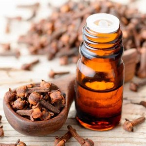 Aceite de hoja de clavo: Aceite Esencial versátil para cocinar con aromaterapia y remedios naturales para exportación mundial desde India - Product Image 1