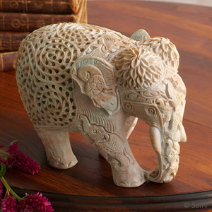 Décoration d'intérieur en marbre sculpté à la main, motif perforé Jaali, éléphant, pièce unique, fabriqué par des maîtres artisans - Product Image 1