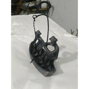 Objet décoratif en bronze, homme avec chien et hommes en bateau, accessoires décoratifs pour la maison - Product Image 3