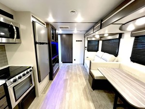 Autocaravana C-R-O-S-S-R-O-A-D-S RV C-R-U-I-S-E-R AIRE 27RBS 2021 USADA EN BUEN ESTADO DISPONIBLE PARA LA VENTA - Product Image 6