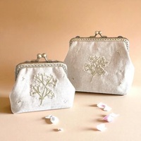 Sac à main personnalisable en toile de soie et coton, brodé de motifs floraux uniques, avec bandoulière