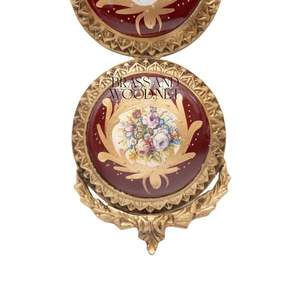 แขวนผนังทองเหลืองโบราณพร้อมแผ่นพอร์ซเลนสองแผ่นในกรอบสีทองหรูหราที่มีการออกแบบลายดอกไม้คลาสสิก - Product Image 3