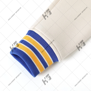 Chaqueta Universitaria Negra de Hermandad Femenina, Chaqueta con Cierre y Bordado de Iniciales Griegas en Chenilla Crema y Amarilla, Chaqueta Universitaria y de Fraternidad - Product Image 5