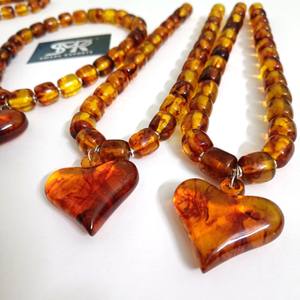 Collier élégant en résine de couleur ambre avec breloque coeur bijoux en perles faits à la main pour les femmes cadeau idéal pour les anniversaires et les anniversaires - Product Image 1