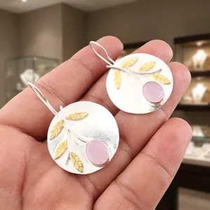 Boucles d'oreilles pendantes tendance en argent sterling 925 plaqué, serties de magnifiques pierres de calcédoine rose, idéales pour un anniversaire - Product Image 6