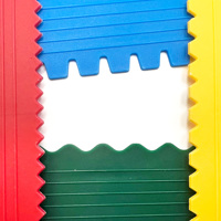 PLOMA Ensemble de 4 grattoirs multi-usages en plastique texturé coloré de 13 cm, 4 motifs pour la peinture, l'argile et les arts texturés pour enfants