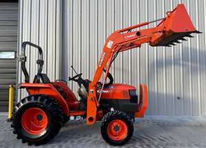 ใช้สำหรับรถแทรกเตอร์ล้อ L3700SU พร้อมบุ้งกี๋แบบ Quick-Attach Loader Pin-On และเครื่องยนต์ขับเคลื่อน 4 ล้อ 37 แรงม้า สำหรับใช้งานในฟาร์ม - Product Image 4
