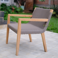 Chaise de terrasse moderne et légère Zusa en bois de teck durable pour les repas en plein air et les villas d'Indonésie