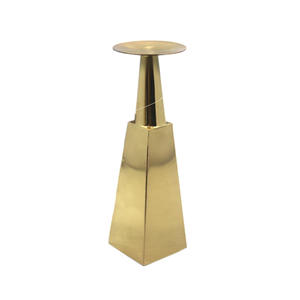 Bougeoirs coniques en aluminium couleur or au design moderne de différentes tailles pour la décoration de table de mariage et de maison. - Product Image 3