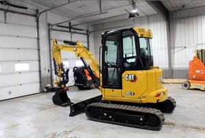 Près de la nouvelle mini-pelle Cat 303.5CR avec pouce hydraulique, coupleur, seau de 24 ", radio et conditions de paiement flexibles - Product Image 3