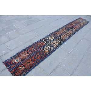 Alfombra Turca de 1.5x12.4 pies, Alfombra Vintage de Lana con Rayas Azules y Rojas - Product Image 3