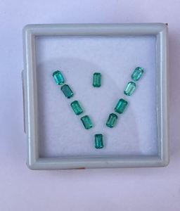 Piedra Suelta Verde Esmeralda de Alta Calidad de 2.50 CTS para Diseño Personalizado de Joyería Natural - Product Image 1