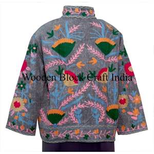 Chaqueta Acolchada de Invierno para Mujer, Hecha a Mano, de Alta Calidad, con Bordado Suzani, Tejido de Algodón, Diseño Estilo Bata - Product Image 5