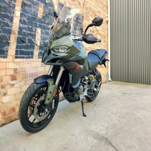 Moto Multistrada Adventure d'occasion, 1200cc, moteur Boxer Twin, moto de tourisme tout-terrain avec valises latérales en aluminium, barre anti-chute - Product Image 1