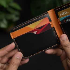 กระเป๋าสตางค์หนังแท้ WF Leathercraft No.55 รุ่นคลาสสิคแบบพับสองตอน ทำมือจากหนังฟอกฝาดสีดำผสมสีแทน - Product Image 3