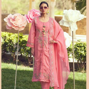 Collection Salwar Kameez en coton brodé et artisanal de qualité supérieure disponible au tarif de gros, idéale pour les fêtes - Product Image 1