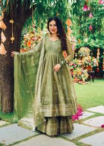Conjunto listo para usar de top Anarkali de seda con hermoso bordado de diseñador y parte inferior con trabajo pesado cosido, y dupatta. - Product Image 2