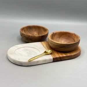 Ce produit comprend un plateau en bois d'acacia et de marbre accompagné de deux bols en bois - Product Image 4