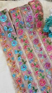 Fleurs sur mesure brodées de cinq façons de couleurs dans des motifs de fleurs ethniques à des fins diverses dans différentes tailles pour la revente. - Product Image 3