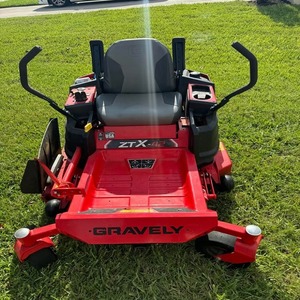Cortacésped de giro cero a gasolina Gravely con desbrozadora montada en el asiento para mantenimiento de caminos y jardines - Product Image 5