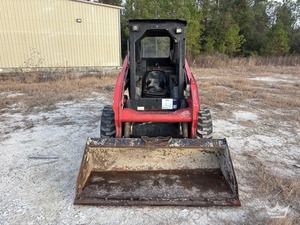 Chargeuse compacte sur pneus Takeuchi TS50R, godet de charge polyvalent avec lame de coupe à fixation par boulons, attache rapide manuelle. - Product Image 2