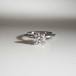 Solitaire 1,25 Ct Moissanite Diamond Anillo redondo de corte brillante para mujer en oro sólido Anillo de compromiso clásico y único - Product Image 1