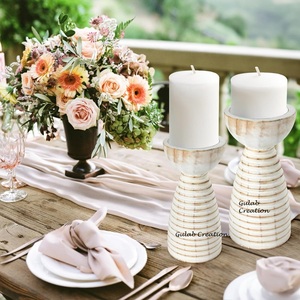 Soporte de pilar de vela de madera rústica blanca desgastada Soporte de candelabro hecho a mano de Estilo Vintage para granja y Shabby Chic - Product Image 2