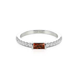 Bague d'anniversaire Jeulia personnalisée en zircon taille baguette, style délicat, pierre de naissance, motif Est-Ouest - Product Image 6