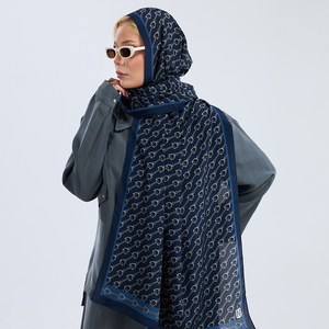 Chal de Seda de Morera 100% Pura de la Marca Royal Navy, Estilo Casual Ecuestre con Cadena Horsebit, Dobladillo Enrollado a Mano, Largo y Suave al Tacto - Product Image 2