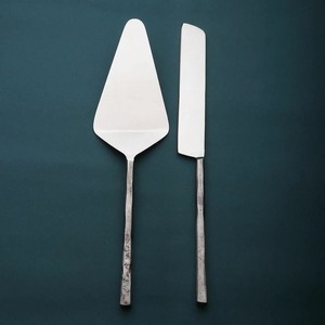 Serveur de gâteau intemporel en acier inoxydable de haute qualité avec un design élégant adapté pour servir des gâteaux - Product Image 4