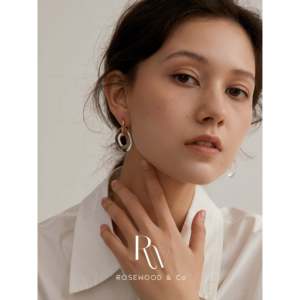 Orecchini pendenti irregolari in acrilico trasparente - Accessorio di tendenza alla moda - Product Image 1