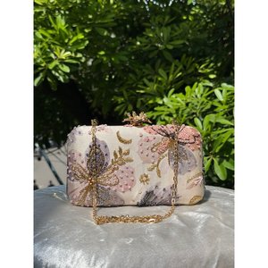Pochette élégante en soie perlée avec broderie florale, bandoulière chaîne, faite main, pour soirée, fermeture éclair - Product Image 1