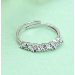 Anillo de Dedo Pequeño CLARA de Plata de Ley 925 con Circonita Corte Marquesa, Engaste Invisible, Geométrico, Baño de Rodio, Ajustable - Product Image 2