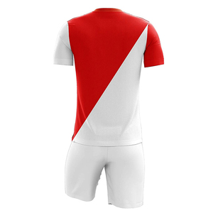 Uniforme de fútbol 100% poliéster personalizado con nombre y logotipo del equipo, fácil de usar y cómodo. - Product Image 4