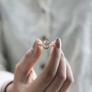 Bague de fiançailles ovale sertie de diamants en pavé unique, certifiée IGI, avec sertissage bypass - Product Image 6