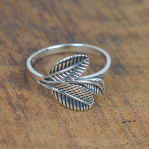 Anillo de Hoja Simple en Plata de Ley 925, Joyería Minimalista Hecha a Mano para Mujer - Product Image 1